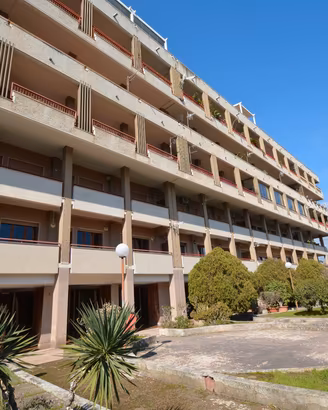 Via Ducezio- 4 vani con posto auto e spazi esterni