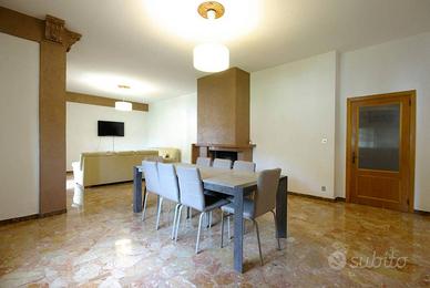 Appartamento di 100 m² con 4 locali e box auto a S
