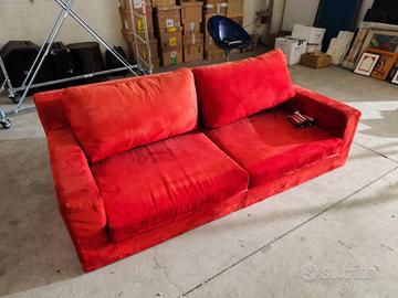 Divano rosso con piedi