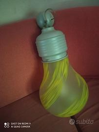 Lampadario a forma di lampadina gigante