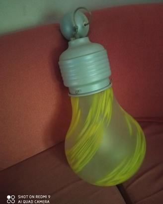 Lampadario a forma di lampadina gigante