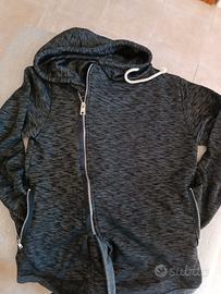Felpa uomo con zip e cappuccio.