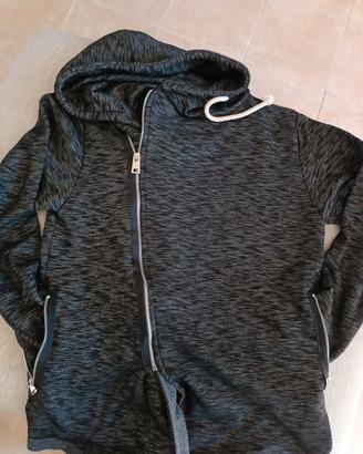 Felpa uomo con zip e cappuccio.