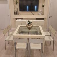 Tavolo vintage  legno e vetro con 8 sedie bianche