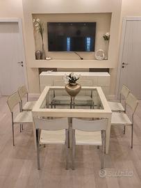 Tavolo vintage  legno e vetro con 8 sedie bianche