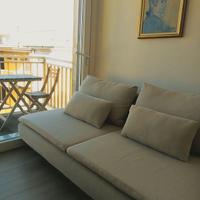 Divano beige chiaro nuovo con 2 cuscini