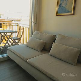 Divano beige chiaro nuovo con 2 cuscini