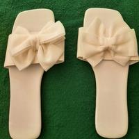ciabatte di pelle bianca con fiocco di raso