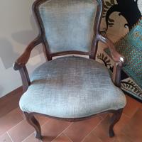 Poltroncina vintage in stile rivestita in velluto 