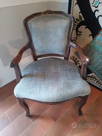 Poltroncina vintage in stile rivestita in velluto 