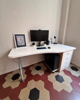 Grande scrivania per ragazzi con cassettiera