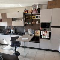 Cucina e doppia parete attrezzata