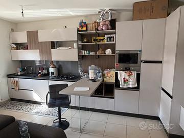 Cucina e doppia parete attrezzata