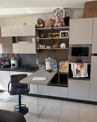 Cucina e doppia parete attrezzata