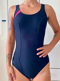 Costume intero sportivo nero con dettagli rosa