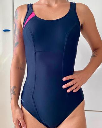 Costume intero sportivo nero con dettagli rosa