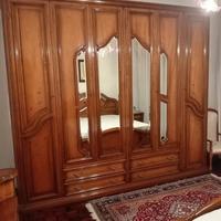 Camera in legno di noce.