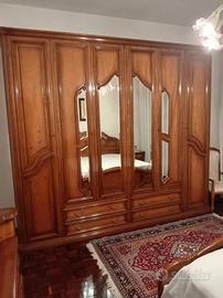 Camera in legno di noce.