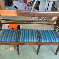 Divanetto con quattro sedie