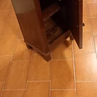 comodino in legno vecchio stile