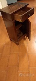 comodino in legno vecchio stile