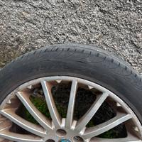 Cerchi con gomme alfa da 17