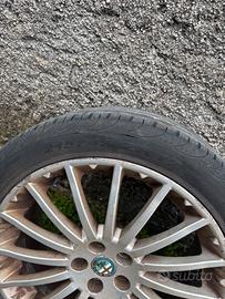Cerchi con gomme alfa da 17