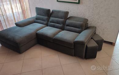 divano con penisla e pouff