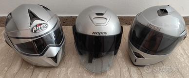 Caschi moto in buone condizioni.