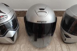Caschi moto in buone condizioni.