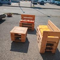 divanetto fatto con i pallet piu tavolino con ruot