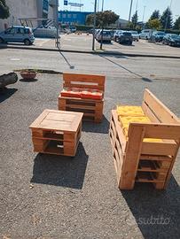 divanetto fatto con i pallet piu tavolino con ruot