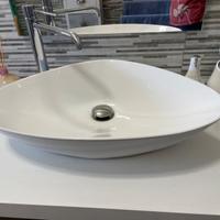 Mobile bagno con cassetti lavabo e rubinetto