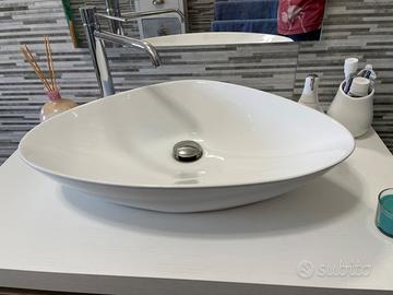 Mobile bagno con cassetti lavabo e rubinetto