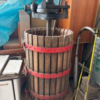 Torchio per uva vintage in legno e ghisa