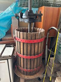 Torchio per uva vintage in legno e ghisa