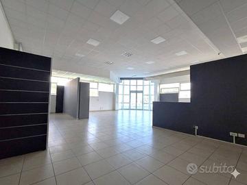 Immobile di 400 m² con 3 locali a Bologna