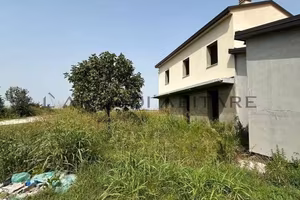 Villa di 250 m² con 5 locali e posto auto a Alfons