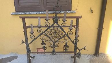 Antico lampadario in ferro batuto