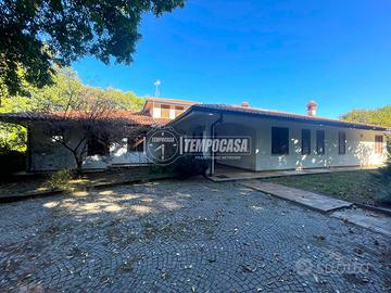 VILLA LIBERA SU QUATTRO LATI VISTA LAGO