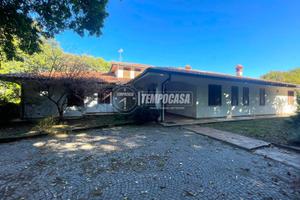 VILLA LIBERA SU QUATTRO LATI VISTA LAGO