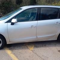 Autovettura monovolume Renault Scenic 7 posti
