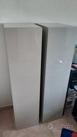 Arredo per salotto, pensili beige e grigio lucidi