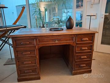antica scrivania in legno con cassetti