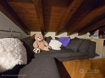 Divano angolare grigio antracite molto grande