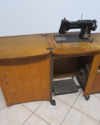 Macchina da cucire Elgin con mobile