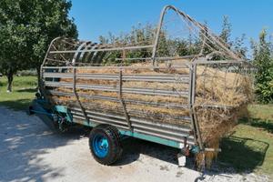 Autocaricante agricolo per fieno