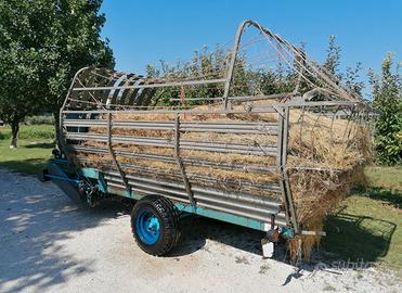 Autocaricante agricolo per fieno