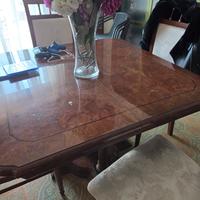 tavolo con sedie e vetrina