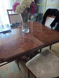 tavolo con sedie e vetrina